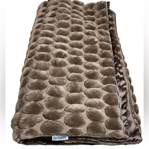 Pier 1 Bubble Faux Fur Brown Blanket Textured Soft Marshmallow Decorative Throw - Picture 2 of 9